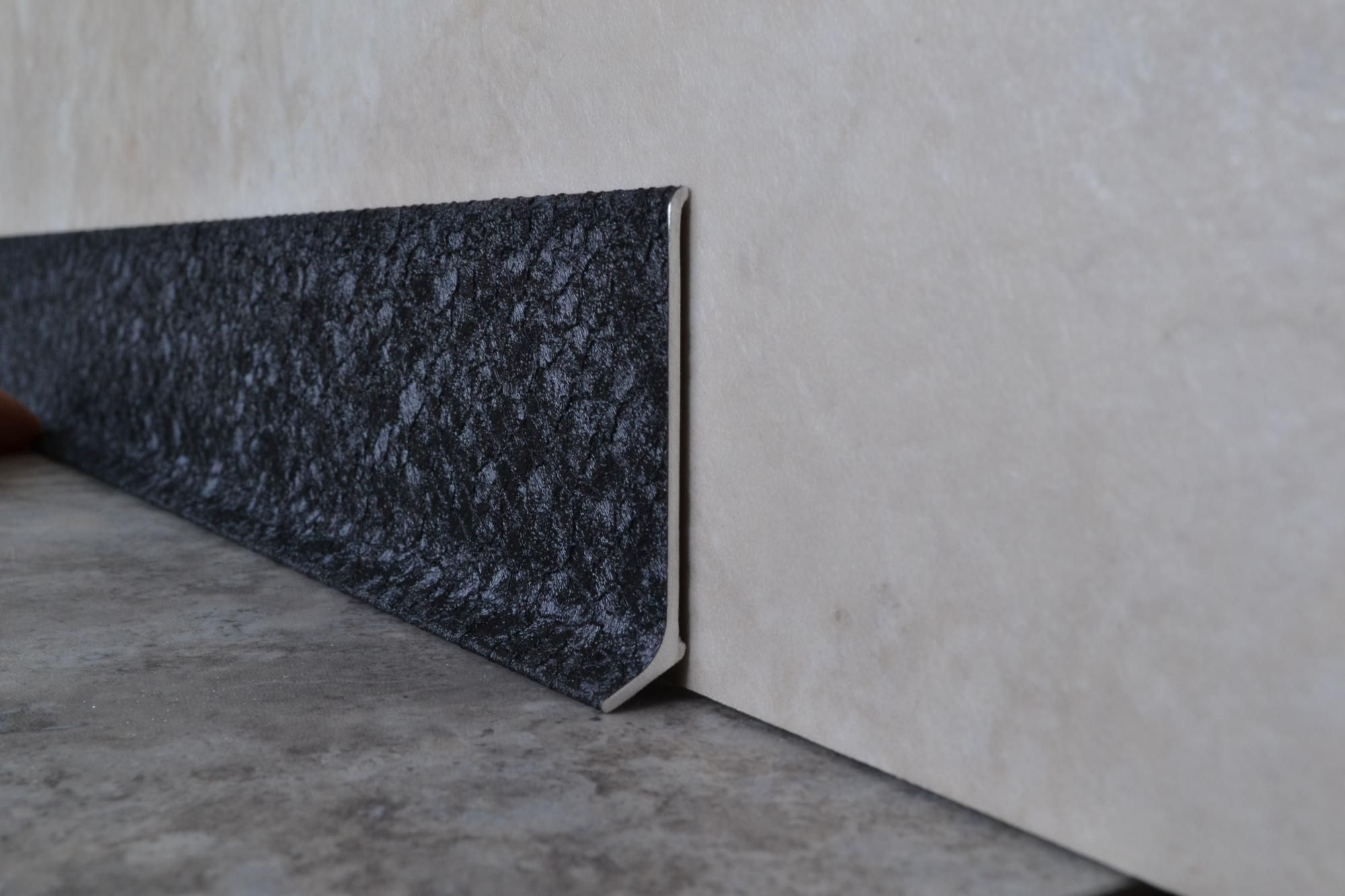 Плинтус алюминиевый L-образный текстура кожи черная (2500*11*60 мм) — купить в Березниках