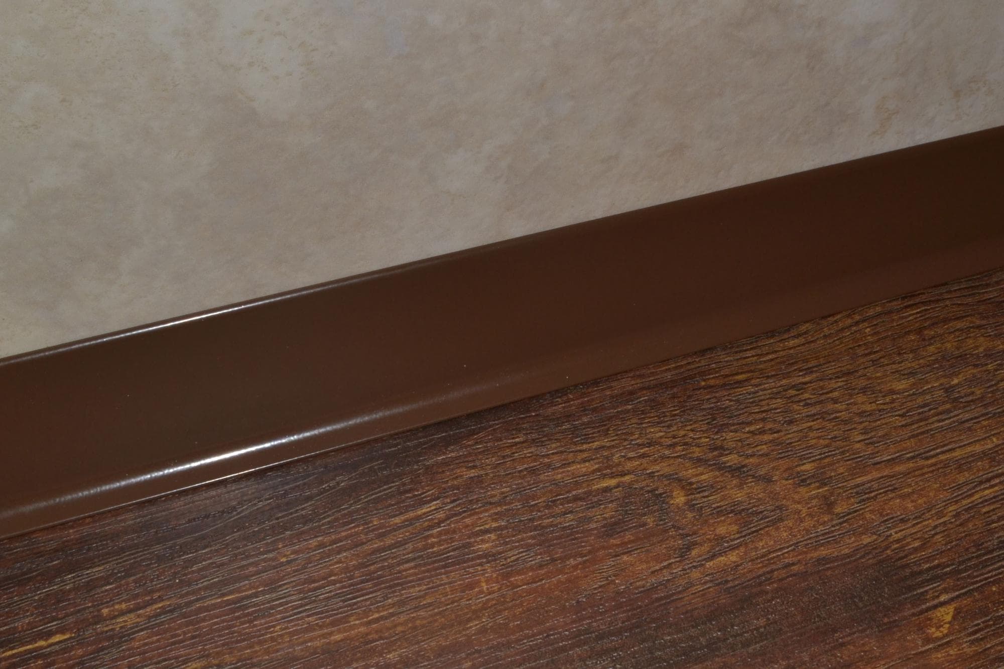 Плинтус алюминиевый L-образный шоколад (2500*11*60 мм) — купить в Березниках